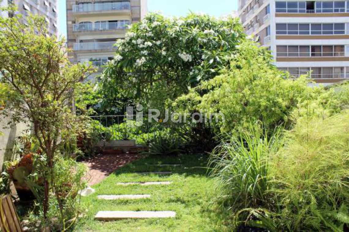Conheça Terraço do imóvel - Cobertura na Quadra da Praia, Leblon, Rio de Janeiro - LACO30178 - 19 Terraço - Cobertura na Quadra da Praia, Leblon, Rio de Janeiro - LACO30178 - 19