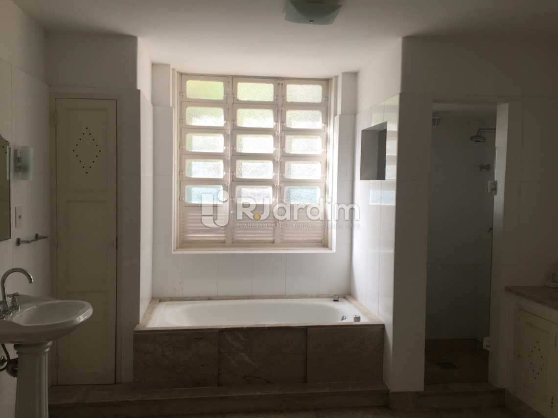 Conheça Banheiro suíte do imóvel - Imóveis Aluguel Jardim Botânico Casa - LACA50018 - 18 Banheiro suíte - Imóveis Aluguel Jardim Botânico Casa - LACA50018 - 18