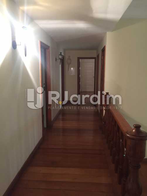 Conheça Corredor de circulação do imóvel - Imóveis Aluguel Jardim Botânico Casa - LACA50018 - 8 Corredor de circulação - Imóveis Aluguel Jardim Botânico Casa - LACA50018 - 8
