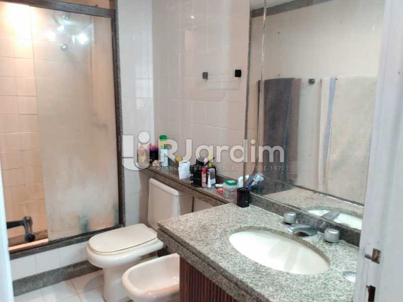 Conheça Banheiro social do imóvel - Compra Venda Avaliação Imóveis Apartamento Leblon 3 Quartos - LAAP31339 - 15 Banheiro social - Compra Venda Avaliação Imóveis Apartamento Leblon 3 Quartos - LAAP31339 - 15