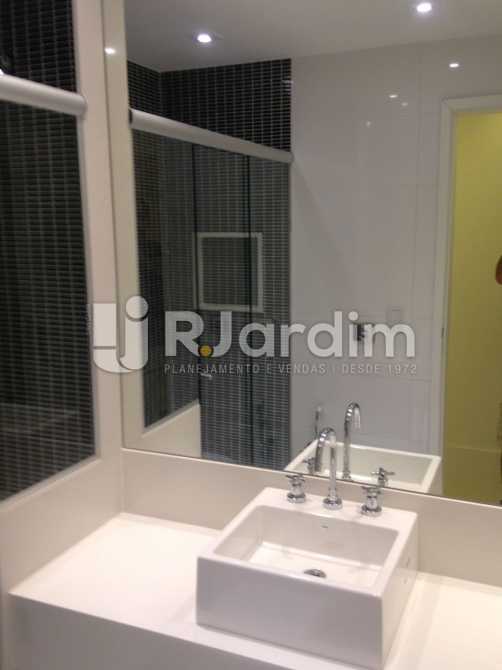 Conheça banheiro social do imóvel - Apartamento 3 quartos Copacabana - LAAP31405 - 15 banheiro social - Apartamento 3 quartos Copacabana - LAAP31405 - 15