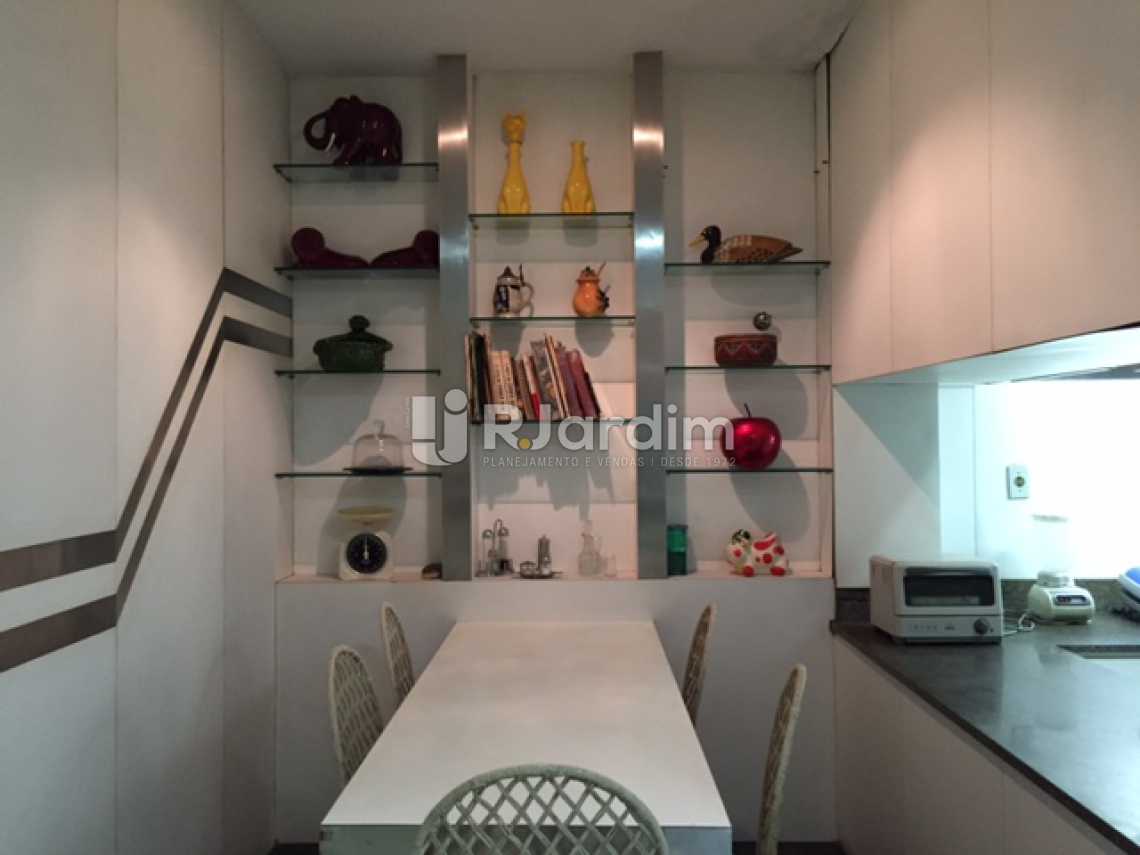 Conheça 17-COZINHA do imóvel - Apartamento Copacabana 4 Quartos 2 Garagem Compra Venda Avaliação Imóveis - LAAP40579 - 18 17-COZINHA - Apartamento Copacabana 4 Quartos 2 Garagem Compra Venda Avaliação Imóveis - LAAP40579 - 18