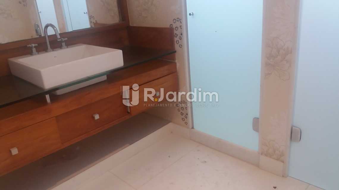 Conheça Banheiro social do imóvel - Casa à venda Rua Embaixador Graça Aranha,Leblon, Zona Sul,Rio de Janeiro - R$ 18.000.000 - LACA50020 - 14 Banheiro social - Casa à venda Rua Embaixador Graça Aranha,Leblon, Zona Sul,Rio de Janeiro - R$ 18.000.000 - LACA50020 - 14