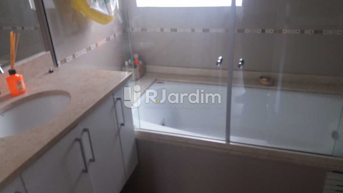 Conheça Banheiro suíte do imóvel - Apartamento Copacabana 2 Quartos Compra Venda Avaliação Imóveis - LAAP21098 - 7 Banheiro suíte - Apartamento Copacabana 2 Quartos Compra Venda Avaliação Imóveis - LAAP21098 - 7