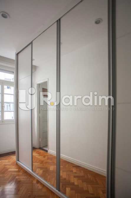 Conheça closet suite do casal do imóvel - Compra Venda Avaliação Imóveis Apartamento Copacabana 3 Quartos - LAAP31629 - 9 closet suite do casal - Compra Venda Avaliação Imóveis Apartamento Copacabana 3 Quartos - LAAP31629 - 9