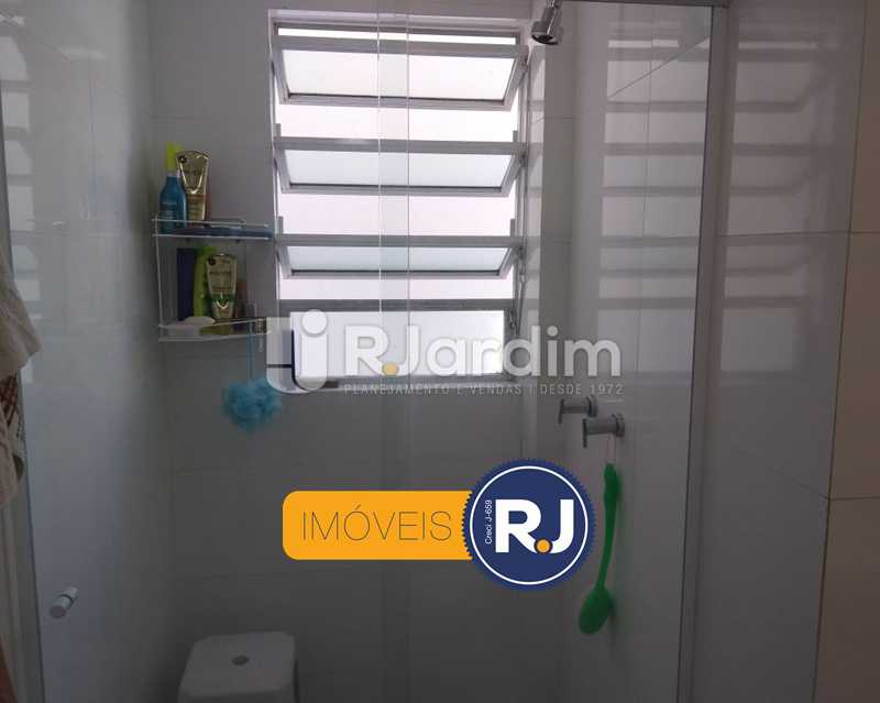 Conheça banheiro / ventilação natural do imóvel - Apartamento Humaitá 2 Quartos - LAAP21146 - 16 banheiro / ventilação natural - Apartamento Humaitá 2 Quartos - LAAP21146 - 16