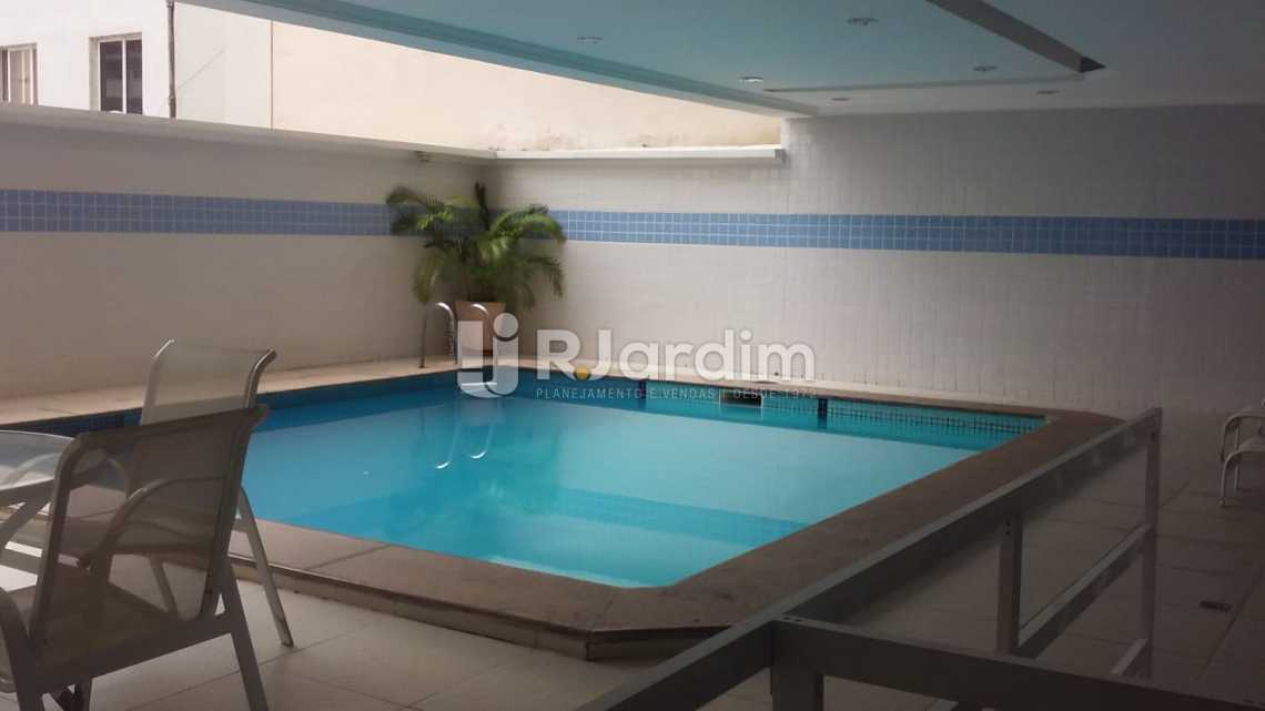 Conheça piscina do imóvel - Aluguel Imóveis Flat Ipanema 2 Quartos - LAFL20064 - 17 piscina - Aluguel Imóveis Flat Ipanema 2 Quartos - LAFL20064 - 17