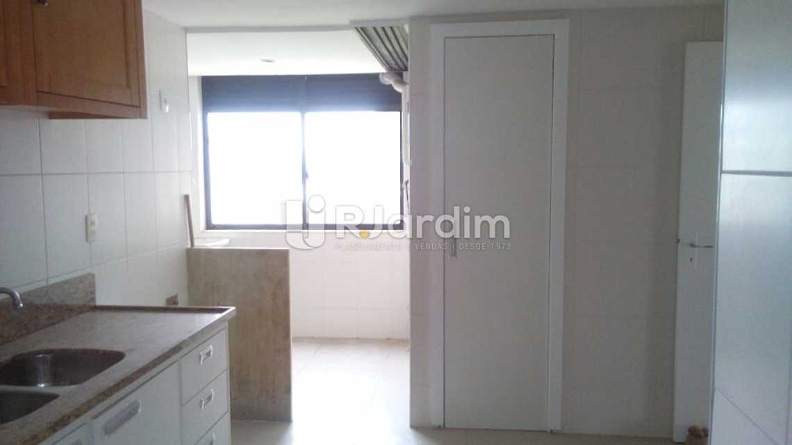 Conheça cozinha / área do imóvel - Cobertura À VENDA, Barra da Tijuca, Rio de Janeiro, RJ - LACO40151 - 22 cozinha / área - Cobertura À VENDA, Barra da Tijuca, Rio de Janeiro, RJ - LACO40151 - 22
