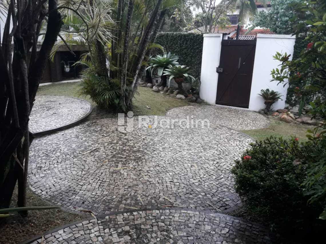 Conheça Entrada social / Jardins do imóvel - Compra Venda Avaliação Imóveis Casa Residencial Barra da Tijuca 4 Quartos - LACN40015 - 7 Entrada social / Jardins - Compra Venda Avaliação Imóveis Casa Residencial Barra da Tijuca 4 Quartos - LACN40015 - 7