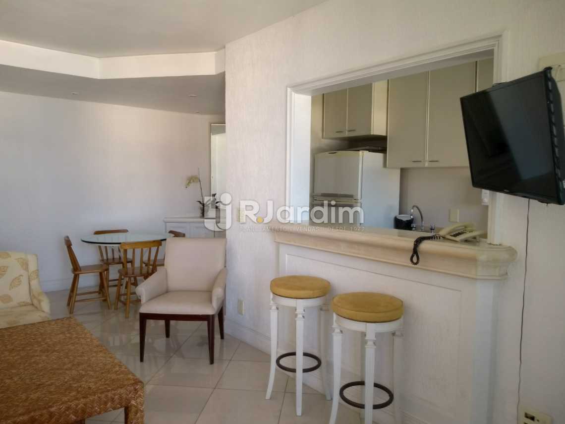 Conheça sala / cozinha americana do imóvel - Compra Venda Avaliação Imóveis Aparthotel Ipanema Apartamento 2 Quartos - LAAP21196 - 8 sala / cozinha americana - Compra Venda Avaliação Imóveis Aparthotel Ipanema Apartamento 2 Quartos - LAAP21196 - 8