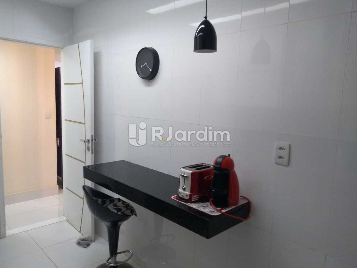 Conheça Bancada na cozinha do imóvel - Compra Venda Avaliação Imóveis Apartamento Copacabana 3 Quartos - LAAP31678 - 23 Bancada na cozinha - Compra Venda Avaliação Imóveis Apartamento Copacabana 3 Quartos - LAAP31678 - 23