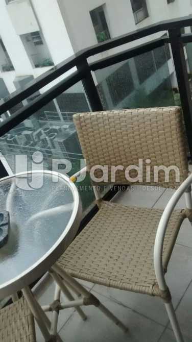 Conheça A VARANDA do imóvel - Flat PARA ALUGAR, Leblon, Rio de Janeiro, RJ - LAFL20071 - 1 A VARANDA - Flat PARA ALUGAR, Leblon, Rio de Janeiro, RJ - LAFL20071 - 1