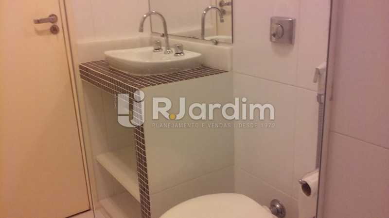 Conheça Banheiro social do imóvel - Imóveis Aluguel Apartamento Leblon 3 Quartos - LAAP31699 - 5 Banheiro social - Imóveis Aluguel Apartamento Leblon 3 Quartos - LAAP31699 - 5