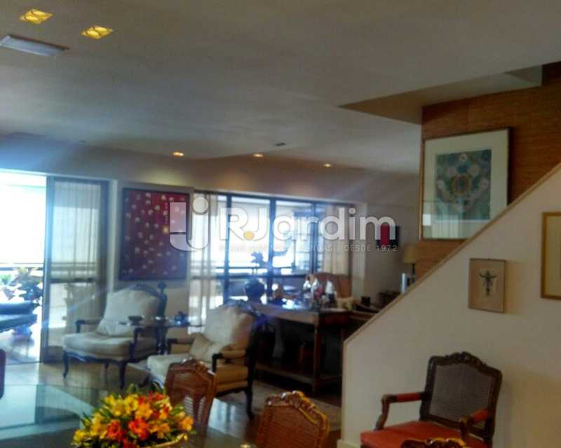 Conheça Living 1º piso do imóvel - Sofisticadíssima Cobertura 500 m² no mais completo e cobiçado condomínio da Lagoa - LACO50030 - 1 Living 1º piso - Sofisticadíssima Cobertura 500 m² no mais completo e cobiçado condomínio da Lagoa - LACO50030 - 1
