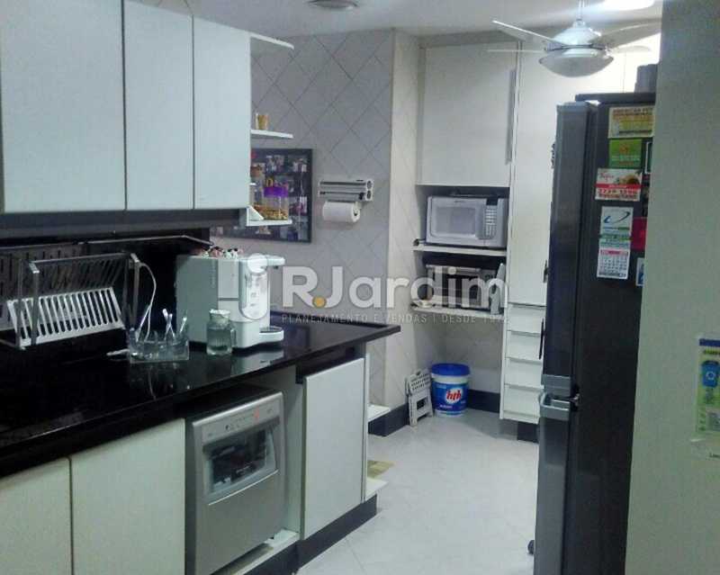 Conheça CopaCozinha 1º piso do imóvel - Sofisticadíssima Cobertura 500 m² no mais completo e cobiçado condomínio da Lagoa - LACO50030 - 7 CopaCozinha 1º piso - Sofisticadíssima Cobertura 500 m² no mais completo e cobiçado condomínio da Lagoa - LACO50030 - 7