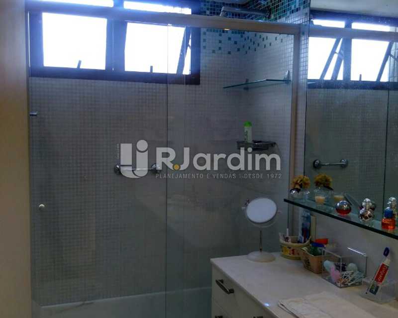 Conheça Banheiro Suíte 1º piso do imóvel - Sofisticadíssima Cobertura 500 m² no mais completo e cobiçado condomínio da Lagoa - LACO50030 - 10 Banheiro Suíte 1º piso - Sofisticadíssima Cobertura 500 m² no mais completo e cobiçado condomínio da Lagoa - LACO50030 - 10