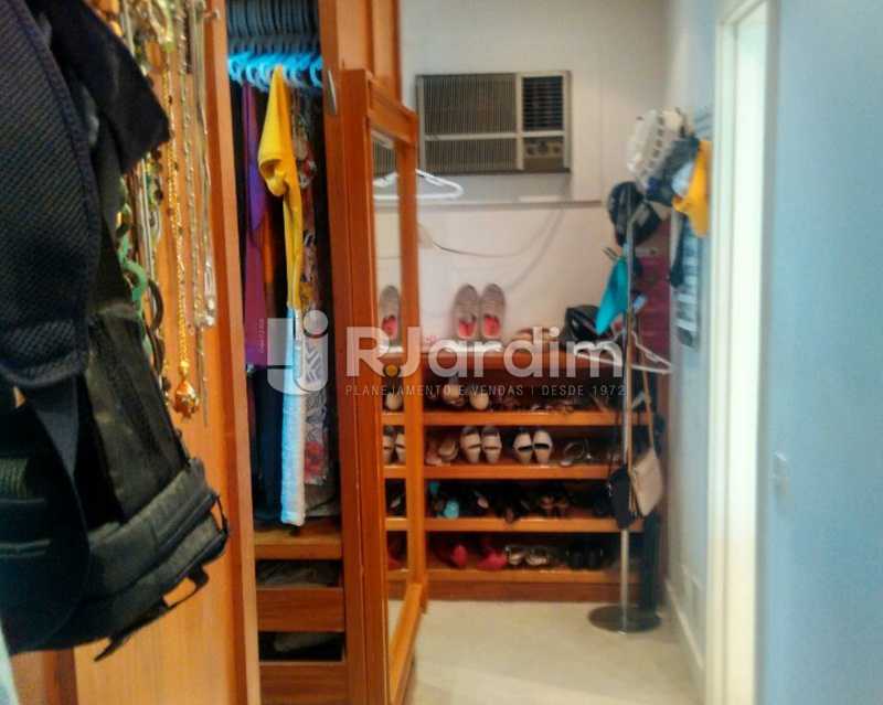 Conheça Closet 1º piso do imóvel - Sofisticadíssima Cobertura 500 m² no mais completo e cobiçado condomínio da Lagoa - LACO50030 - 12 Closet 1º piso - Sofisticadíssima Cobertura 500 m² no mais completo e cobiçado condomínio da Lagoa - LACO50030 - 12