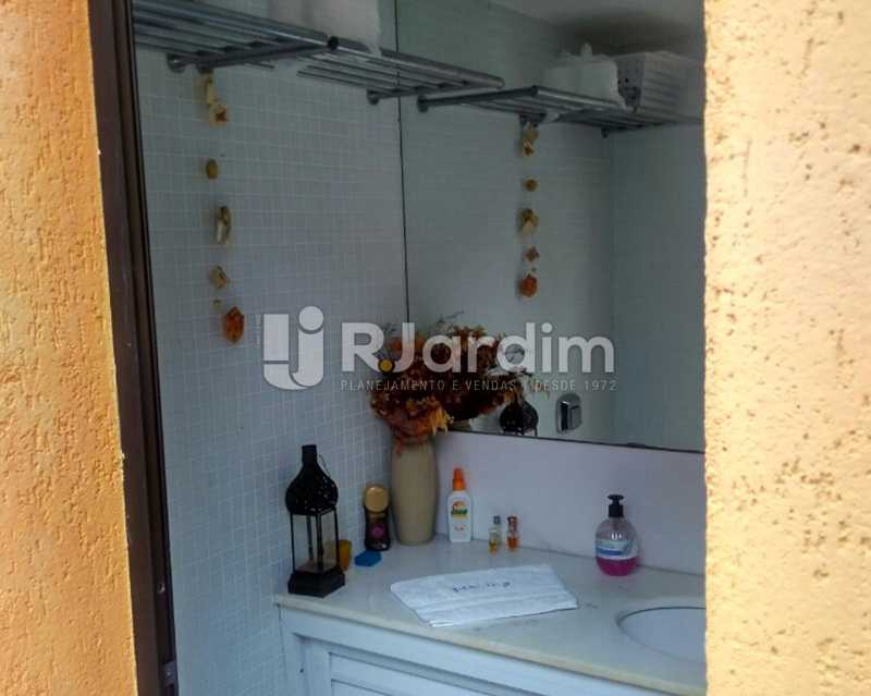 Conheça Lavabo 2º piso do imóvel - Sofisticadíssima Cobertura 500 m² no mais completo e cobiçado condomínio da Lagoa - LACO50030 - 23 Lavabo 2º piso - Sofisticadíssima Cobertura 500 m² no mais completo e cobiçado condomínio da Lagoa - LACO50030 - 23
