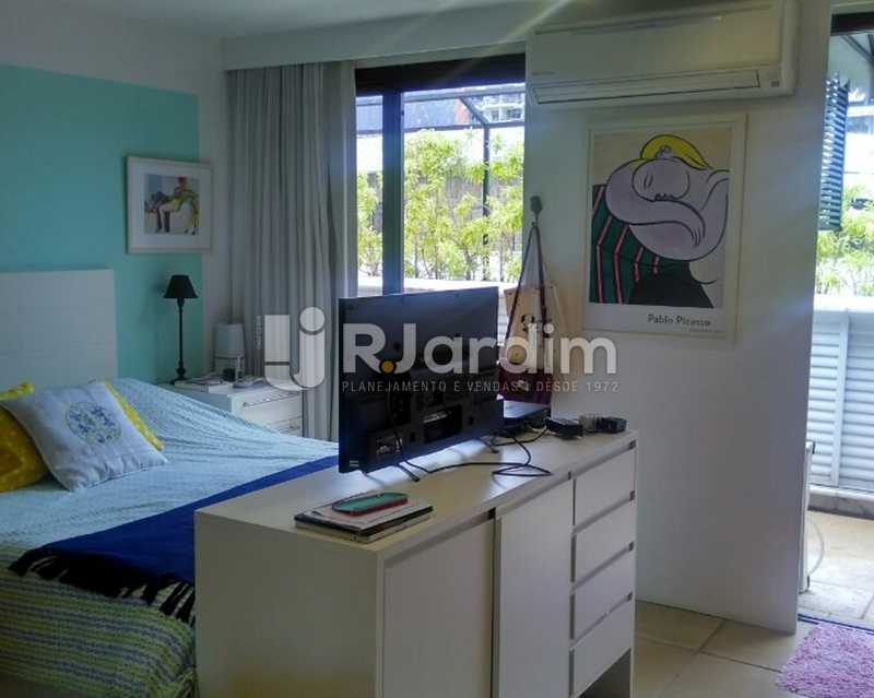 Conheça Quarto suíte 2º piso do imóvel - Sofisticadíssima Cobertura 500 m² no mais completo e cobiçado condomínio da Lagoa - LACO50030 - 27 Quarto suíte 2º piso - Sofisticadíssima Cobertura 500 m² no mais completo e cobiçado condomínio da Lagoa - LACO50030 - 27