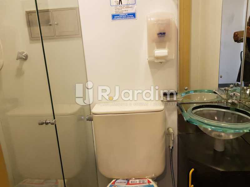 Conheça Banheiro 1 do imóvel - Salas comerciais Jardim Oceânico - LASL00158 - 9 Banheiro 1 - Salas comerciais Jardim Oceânico - LASL00158 - 9