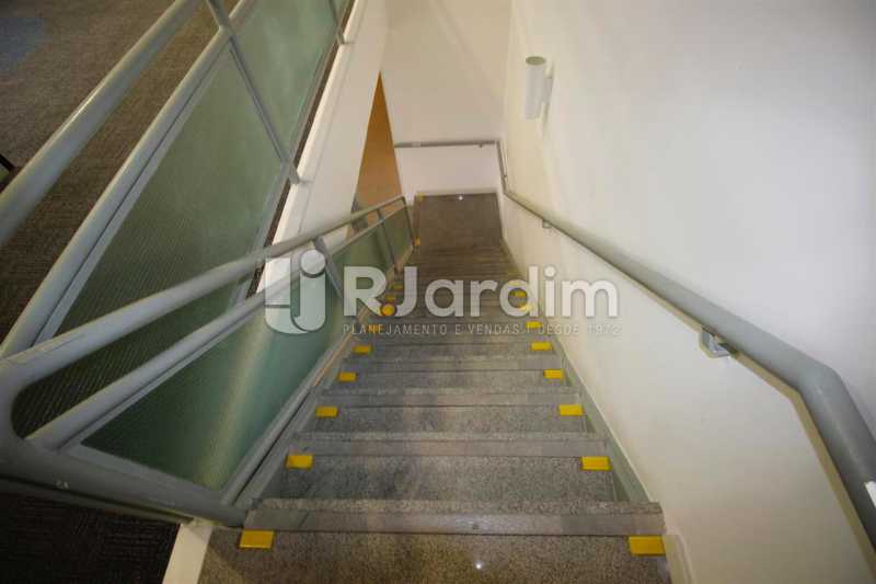 Conheça Acesso 2o. piso do imóvel - Loja Comercial Barra da Tijuca Aluguel Administração Imóveis - LALJ00117 - 7 Acesso 2o. piso - Loja Comercial Barra da Tijuca Aluguel Administração Imóveis - LALJ00117 - 7