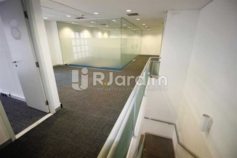 Conheça Área no 2o. piso do imóvel - Loja Comercial Barra da Tijuca Aluguel Administração Imóveis - LALJ00117 - 10 Área no 2o. piso - Loja Comercial Barra da Tijuca Aluguel Administração Imóveis - LALJ00117 - 10