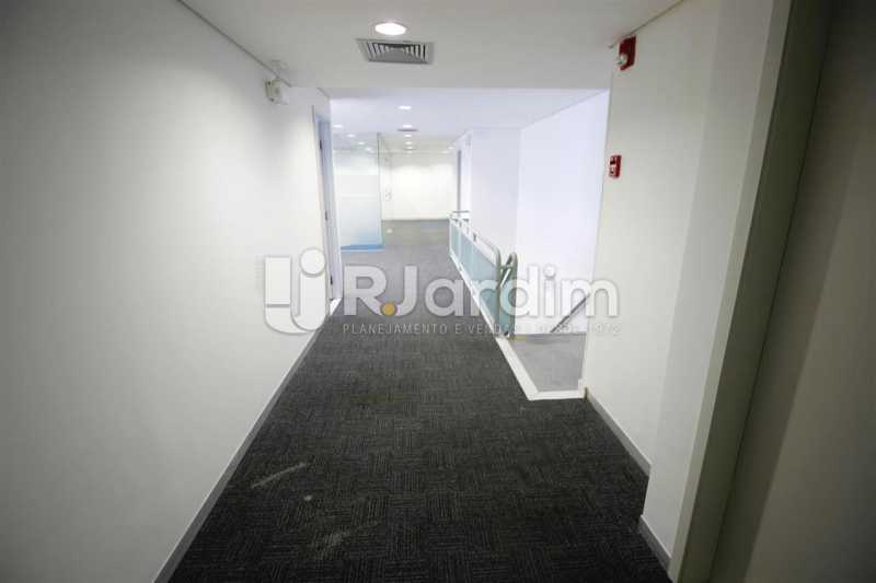 Conheça Circulação no 2o. piso do imóvel - Loja Comercial Barra da Tijuca Aluguel Administração Imóveis - LALJ00117 - 13 Circulação no 2o. piso - Loja Comercial Barra da Tijuca Aluguel Administração Imóveis - LALJ00117 - 13
