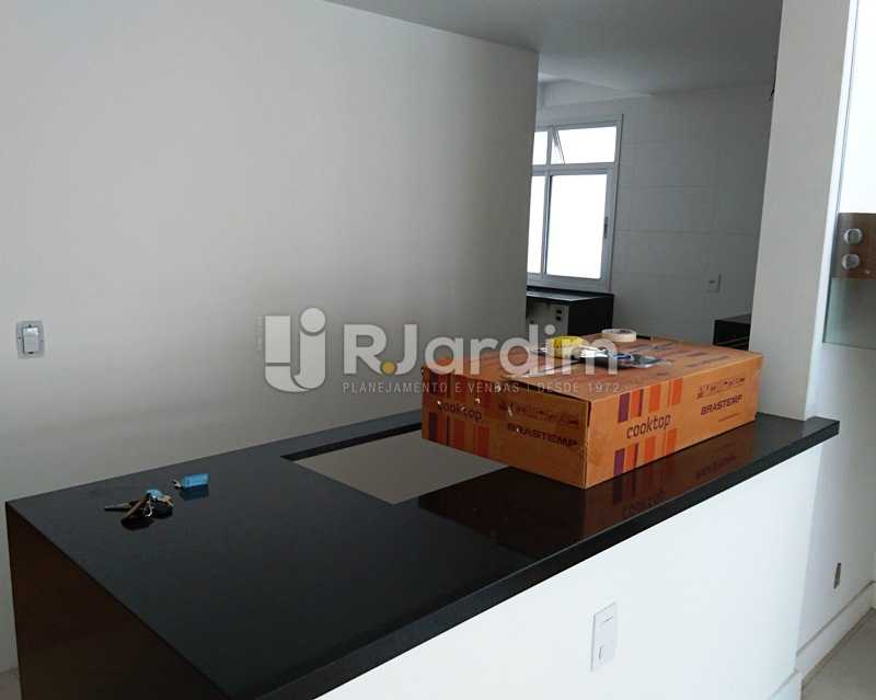 Conheça LYGIA REISEN do imóvel - Imóveis Compra e Venda Jardim Botânico Cobertura 3 Quartos - LACO30243 - 15 LYGIA REISEN - Imóveis Compra e Venda Jardim Botânico Cobertura 3 Quartos - LACO30243 - 15