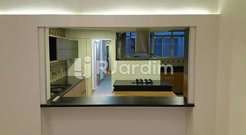 Conheça Cozinha aberta para a sala do imóvel - Compra Venda Avaliação Imóveis Apartamento Ipanema 4 Quartos - LAAP40681 - 6 Cozinha aberta para a sala - Compra Venda Avaliação Imóveis Apartamento Ipanema 4 Quartos - LAAP40681 - 6
