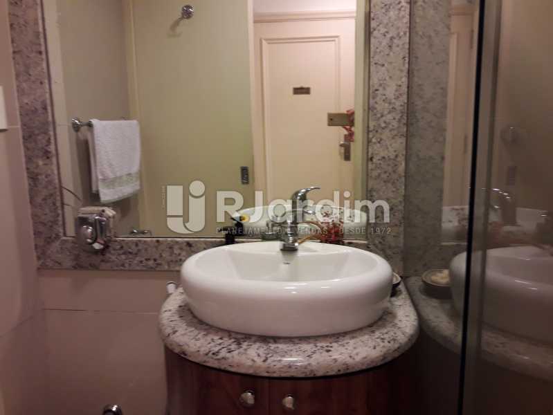 Conheça Banheiro social do imóvel - Compra Venda Avaliação Imóveis Apartamento Copacabana 3 Quartos - LAAP31784 - 7 Banheiro social - Compra Venda Avaliação Imóveis Apartamento Copacabana 3 Quartos - LAAP31784 - 7