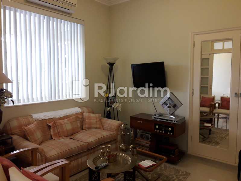 Conheça Quarto/ambiente de tv do imóvel - Compra Venda Avaliação Imóveis Apartamento Copacabana 3 Quartos - LAAP31784 - 8 Quarto/ambiente de tv - Compra Venda Avaliação Imóveis Apartamento Copacabana 3 Quartos - LAAP31784 - 8