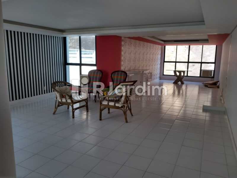 Conheça sala / segundo piso do imóvel - Cobertura Rua Aperana,Leblon, Zona Sul,Rio de Janeiro, RJ À Venda, 4 Quartos, 341m² - LACO40159 - 10 sala / segundo piso - Cobertura Rua Aperana,Leblon, Zona Sul,Rio de Janeiro, RJ À Venda, 4 Quartos, 341m² - LACO40159 - 10