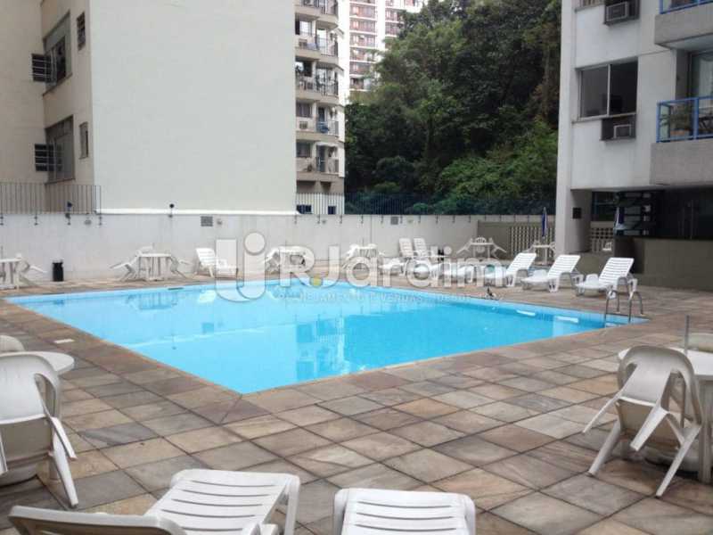 Conheça piscina do imóvel - Compra Venda Avaliação Imóveis Flat Residencial Humaitá 2 Quartos - LAFL20080 - 16 piscina - Compra Venda Avaliação Imóveis Flat Residencial Humaitá 2 Quartos - LAFL20080 - 16
