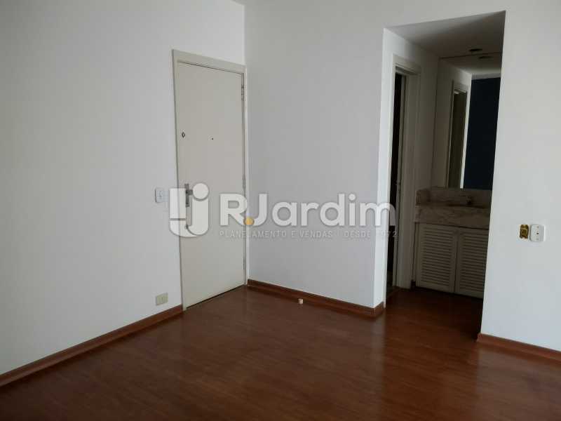 Conheça sala / entrada do imóvel - Compra Venda Avaliação Imóveis Flat Residencial Humaitá 2 Quartos - LAFL20080 - 5 sala / entrada - Compra Venda Avaliação Imóveis Flat Residencial Humaitá 2 Quartos - LAFL20080 - 5