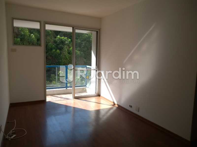 Conheça sala/ varanda do imóvel - Compra Venda Avaliação Imóveis Flat Residencial Humaitá 2 Quartos - LAFL20080 - 6 sala/ varanda - Compra Venda Avaliação Imóveis Flat Residencial Humaitá 2 Quartos - LAFL20080 - 6