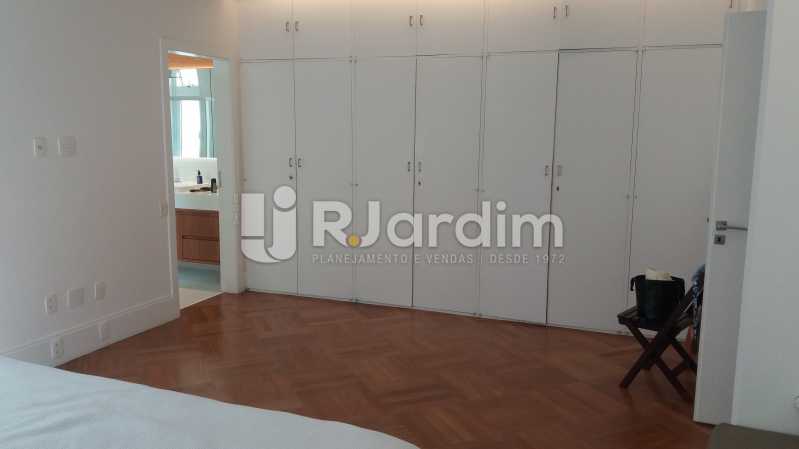 Conheça Armários suíte máster do imóvel - Compra Venda Avaliação Imóveis Apartamento Leblon 3 Quartos - LAAP31838 - 16 Armários suíte máster - Compra Venda Avaliação Imóveis Apartamento Leblon 3 Quartos - LAAP31838 - 16