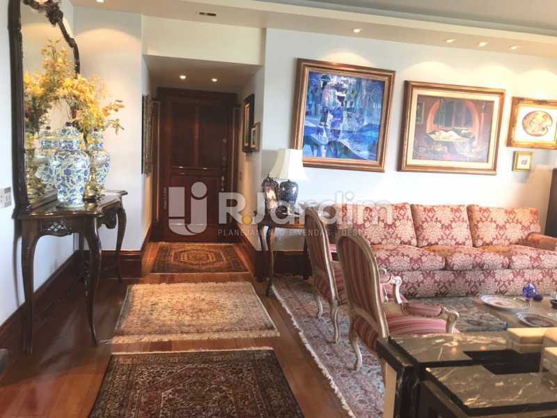 Conheça Sala de estar do imóvel - Apartamento para alugar Avenida Epitácio Pessoa,Lagoa, Zona Sul,Rio de Janeiro - R$ 7.500 - LAAP31862 - 7 Sala de estar - Apartamento para alugar Avenida Epitácio Pessoa,Lagoa, Zona Sul,Rio de Janeiro - R$ 7.500 - LAAP31862 - 7