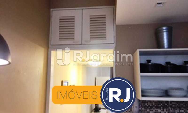 Conheça Armário para malas do imóvel - Compra Venda Avaliação Imóveis Apartamento Copacabana 1 Quarto - LAAP10323 - 11 Armário para malas - Compra Venda Avaliação Imóveis Apartamento Copacabana 1 Quarto - LAAP10323 - 11