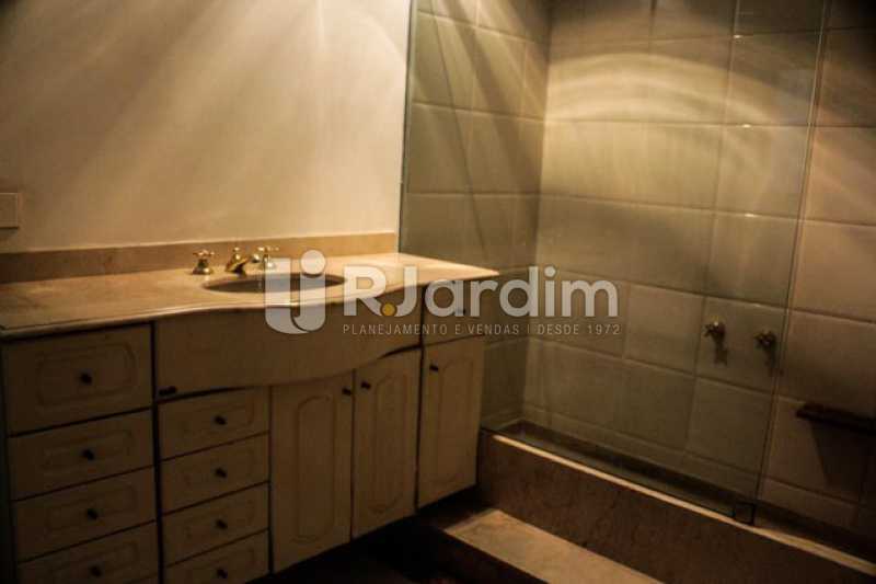 Conheça Detalhes do banheiro do imóvel - Compra Venda Avaliação Imóveis Apartamento Copacabana 4 Quartos - LAAP40721 - 13 Detalhes do banheiro - Compra Venda Avaliação Imóveis Apartamento Copacabana 4 Quartos - LAAP40721 - 13