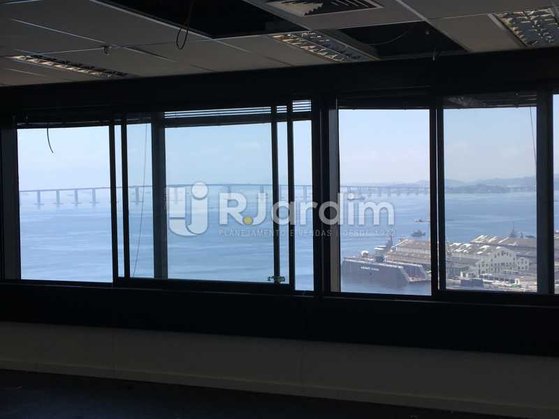 Conheça visão externa da sala do imóvel - Sala Comercial Para Alugar - Centro - Rio de Janeiro - RJ - LASL00179 - 11 visão externa da sala - Sala Comercial Para Alugar - Centro - Rio de Janeiro - RJ - LASL00179 - 11