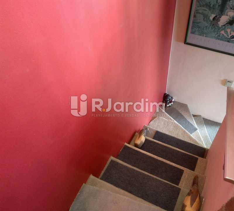 Conheça escada linear do imóvel - Compra Venda Avaliação Imóveis Cobertura Lagoa 2 Quartos - LACO20092 - 18 escada linear - Compra Venda Avaliação Imóveis Cobertura Lagoa 2 Quartos - LACO20092 - 18