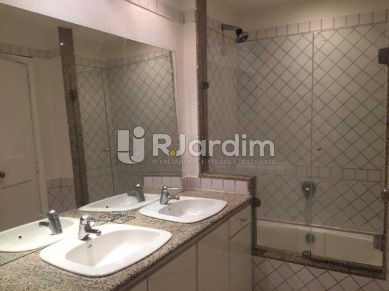 Conheça Banheiro social do imóvel - Apartamento Para Alugar - Copacabana - Rio de Janeiro - RJ - LAAP31873 - 13 Banheiro social - Apartamento Para Alugar - Copacabana - Rio de Janeiro - RJ - LAAP31873 - 13