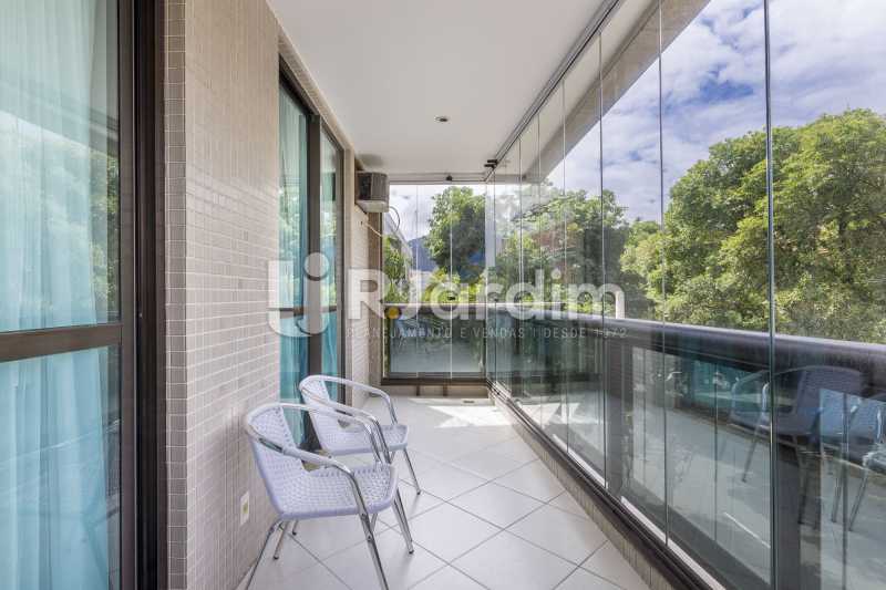 Conheça Varanda com cortina de vidro do imóvel - Apartamento À Venda - Barra da Tijuca - Rio de Janeiro - RJ - LAAP31885 - 3 Varanda com cortina de vidro - Apartamento À Venda - Barra da Tijuca - Rio de Janeiro - RJ - LAAP31885 - 3
