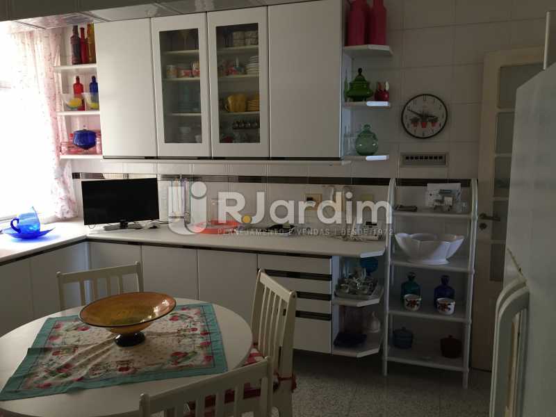 Conheça Cozinha do imóvel - Compra Venda Avaliação Imóveis Apartamento Copacabana 4 quartos - LAAP40725 - 23 Cozinha - Compra Venda Avaliação Imóveis Apartamento Copacabana 4 quartos - LAAP40725 - 23