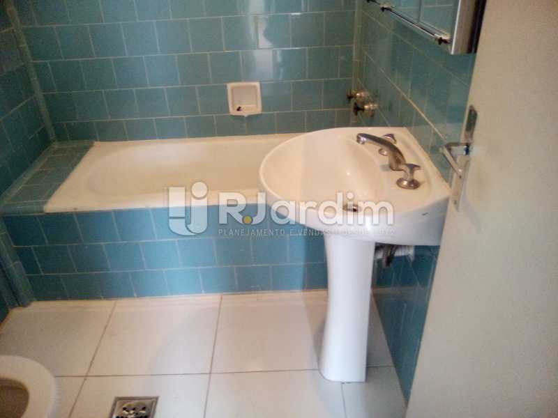 Conheça Banheiro social do imóvel - Aluguel Administração Imóveis Apartamento Leblon 1 Quarto - LAAP10333 - 5 Banheiro social - Aluguel Administração Imóveis Apartamento Leblon 1 Quarto - LAAP10333 - 5