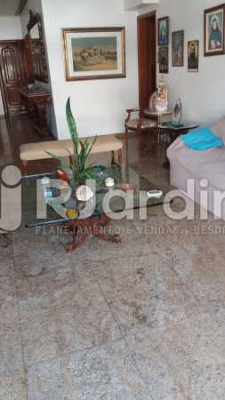 Conheça 9 Ampla sala de estar 1° piso do imóvel - Compra Venda Imóveis Cobertura Tijuca 4 Quartos - LACO40168 - 10 9 Ampla sala de estar 1° piso - Compra Venda Imóveis Cobertura Tijuca 4 Quartos - LACO40168 - 10