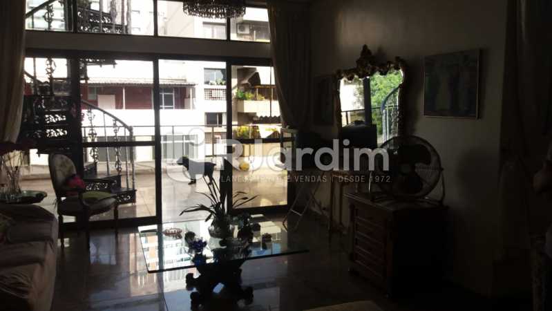 Conheça 8 Ampla sala de estar 1° piso do imóvel - Compra Venda Imóveis Cobertura Tijuca 4 Quartos - LACO40168 - 9 8 Ampla sala de estar 1° piso - Compra Venda Imóveis Cobertura Tijuca 4 Quartos - LACO40168 - 9