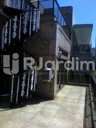 Conheça 17 Escada de acesso 2° piso do imóvel - Compra Venda Imóveis Cobertura Tijuca 4 Quartos - LACO40168 - 18 17 Escada de acesso 2° piso - Compra Venda Imóveis Cobertura Tijuca 4 Quartos - LACO40168 - 18