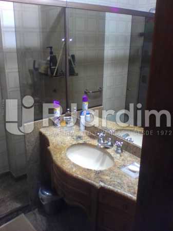 Conheça 15 Banheiro suíte do imóvel - Compra Venda Imóveis Cobertura Tijuca 4 Quartos - LACO40168 - 16 15 Banheiro suíte - Compra Venda Imóveis Cobertura Tijuca 4 Quartos - LACO40168 - 16