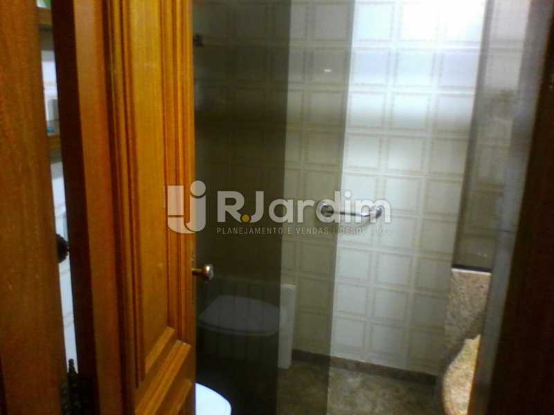 Conheça 21 Banheiro suíte do 1° piso do imóvel - Compra Venda Imóveis Cobertura Tijuca 4 Quartos - LACO40168 - 22 21 Banheiro suíte do 1° piso - Compra Venda Imóveis Cobertura Tijuca 4 Quartos - LACO40168 - 22